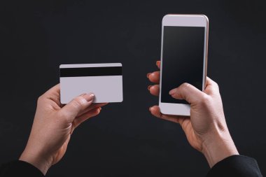 kadın elleri mobil ve banka kartı tutun