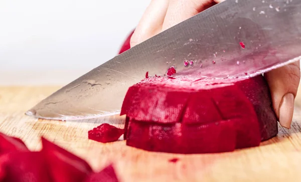 Cozinhar corta beterraba vermelha em uma tábua de madeira — Fotografia de Stock