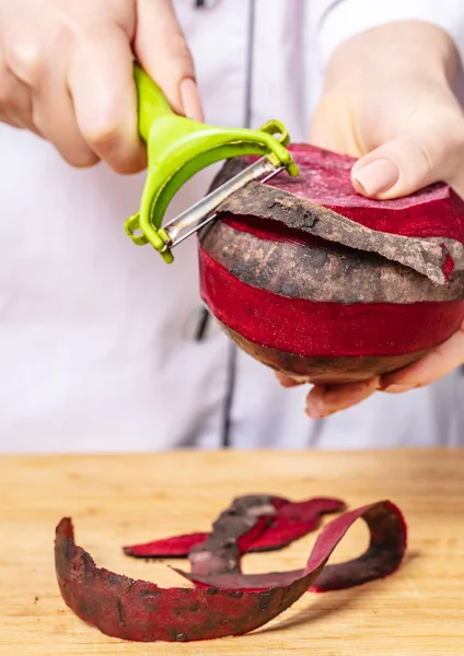 Cook cleans beet — Stock Photo, Image