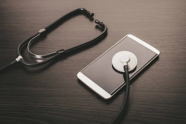 Mobiltelefon och stetoskop — Stockfoto