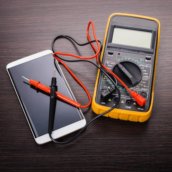 Téléphone portable et outil — Photo