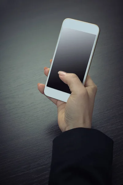 Mobiltelefon i kvinnlig hand — Stockfoto