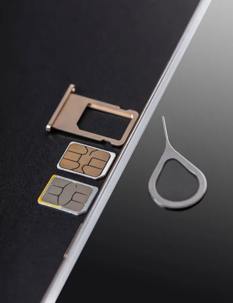 Teléfono móvil y tarjeta SIM — Foto de Stock