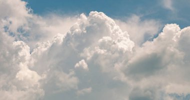 Mavi gökyüzü ve bulutlar