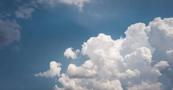 Cielo azul con nubes de primer plano —  Fotos de Stock