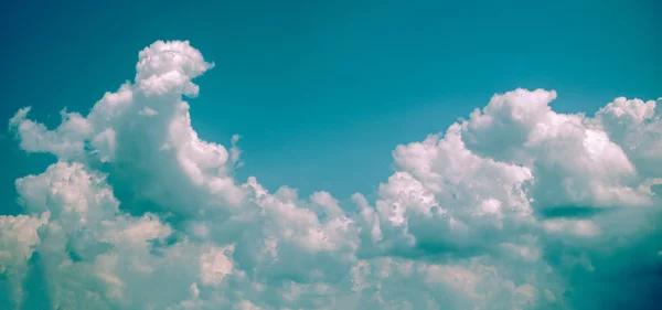 Cielo azul con nubes de primer plano —  Fotos de Stock