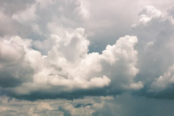 Cielo azul con nubes de primer plano —  Fotos de Stock