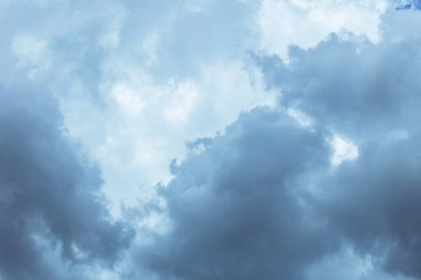 Mavi gökyüzü ve bulutlar