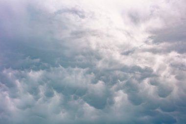 Mavi gökyüzü ve bulutlar