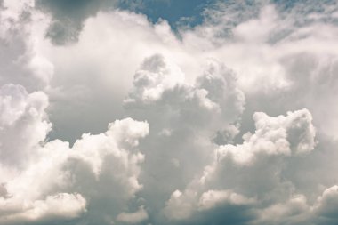 Mavi gökyüzü ve bulutlar