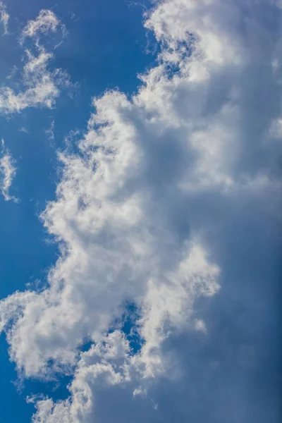 Cielo azul con nubes de primer plano —  Fotos de Stock