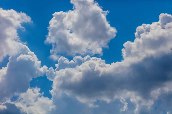 Cielo azul con nubes de primer plano —  Fotos de Stock