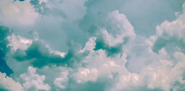 Cielo azul con nubes de primer plano —  Fotos de Stock