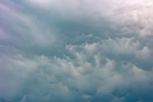 Ciel bleu avec nuages gros plan — Photo