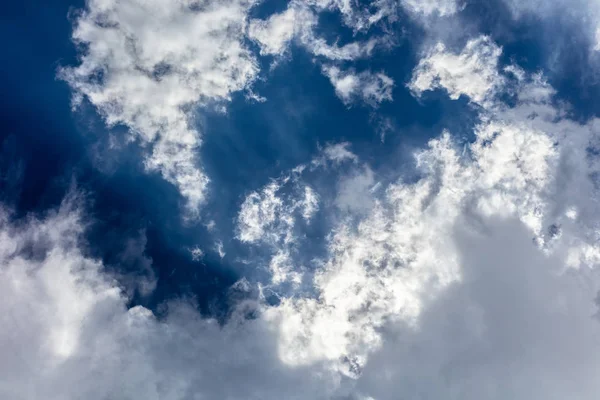 Blauer Himmel mit Wolken Nahaufnahme — Stockfoto