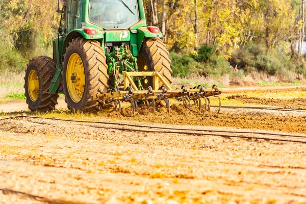 Traktör tarım arazisi yetiştiriyor — Stok fotoğraf