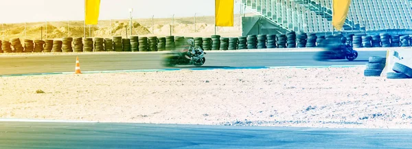 Motorcycle racer rides on a sports track — Stock Photo, Image