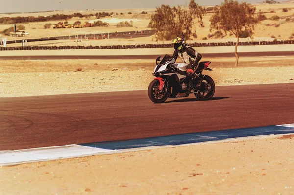 Courses de moto sur une piste de sport — Photo