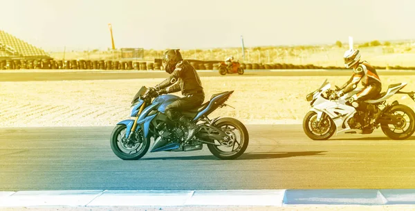摩托赛车手在跑道上骑车 — 图库照片