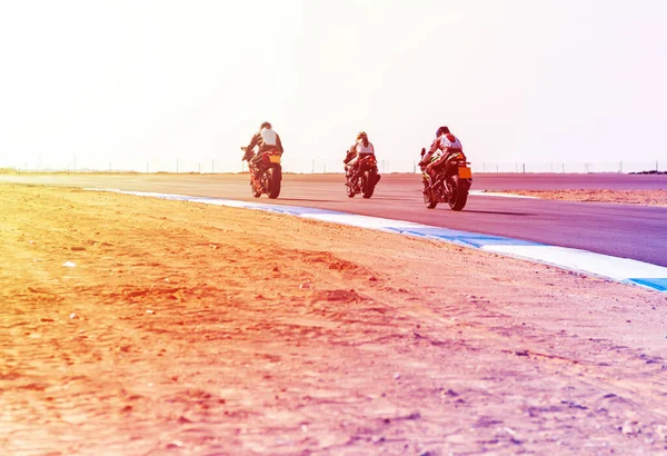 Motociclista passeios em uma pista de esportes — Fotografia de Stock