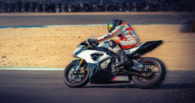 Motosiklet yarışçısı spor pistinde