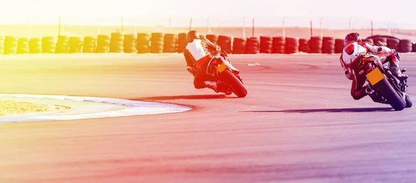 Motociclista passeios em uma pista de esportes — Fotografia de Stock