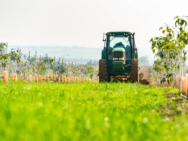 Traktor bewirtschaftet landwirtschaftliche Flächen — Stockfoto