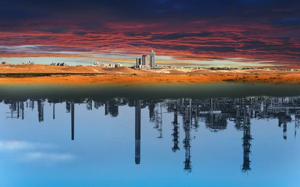 Stadt am Wasser mit Reflexion der Fabrik — Stockfoto