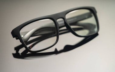 Yansımalı siyah çerçeveli gözlük