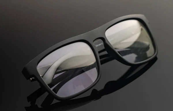 Летние очки с отражением — стоковое фото