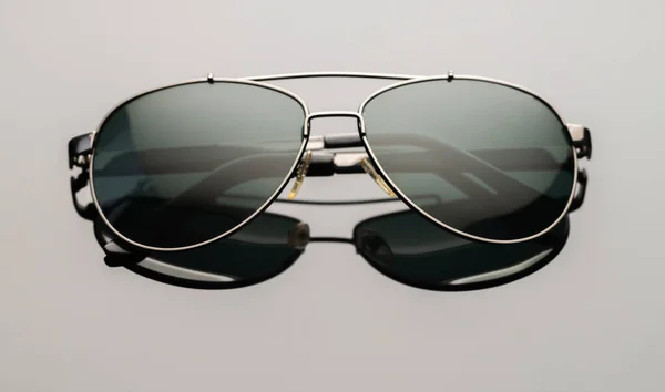 Літні окуляри з відображенням — стокове фото