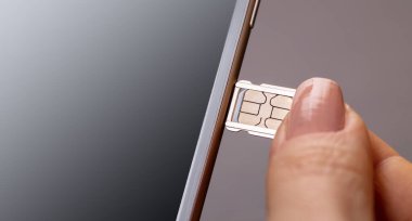 SIM kart ve cep telefonu kadınların elinde