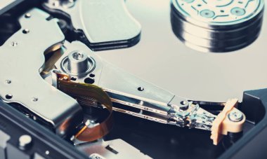 parçalanmış bilgisayar sabit diski yakın plan, elektronik arkaplan