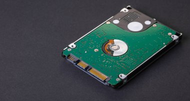 Bilgisayar sabit diski siyah arkaplanda yakın plan