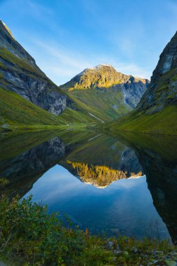 Norveç manzarası, göl manzarası ve dağlar.