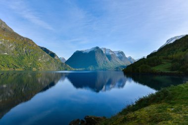 Norveç manzarası, göl manzarası ve dağlar.