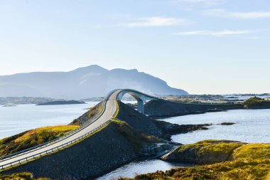 Norveç manzarası, göl üzerindeki köprü manzarası.