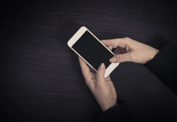 Mobiele Telefoon Vrouwelijke Handen Een Houten Achtergrond — Stockfoto