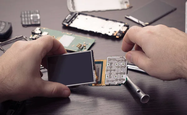 Reparo Telefone Celular Mãos Fechadas Uma Mesa Madeira — Fotografia de Stock