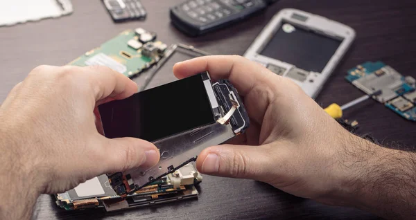 Reparo Telefone Celular Mãos Fechadas Uma Mesa Madeira — Fotografia de Stock