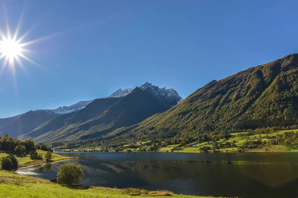 Vista Paisagem Lago Montanhas Noruega — Fotografia de Stock