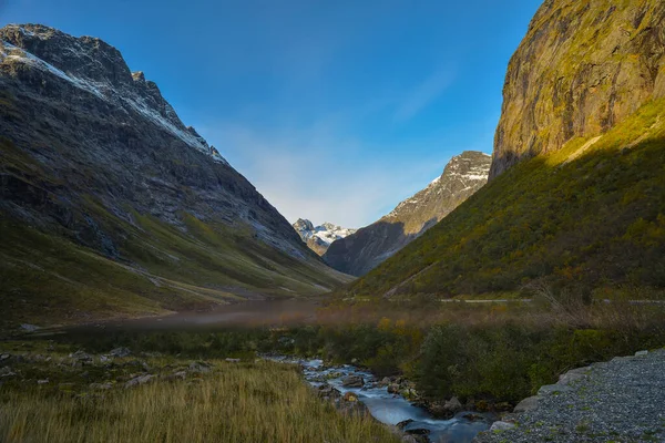 Paisagem Norueguesa Vista Para Lago Montanhas — Fotografia de Stock