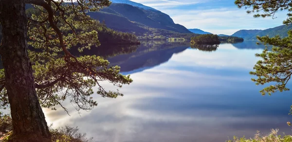 Paisagem Norueguesa Vista Para Lago Montanhas — Fotografia de Stock