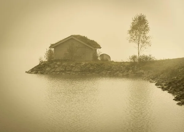 Krásná Norská Krajina Dům Jezera Mlze — Stock fotografie