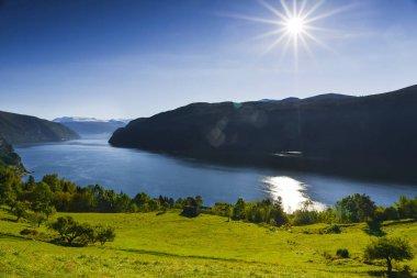 Norveç manzarası, göl manzarası ve dağlar.