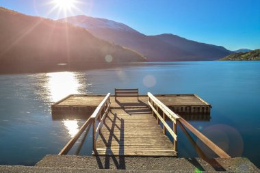 Norveç manzarası, rıhtımda bank, göl ve dağ manzarası