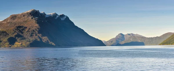Paisagem Norueguesa Vista Para Lago Montanhas — Fotografia de Stock