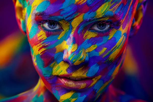 Retrato da menina bonita brilhante com arte colorido make-up rosto arte e bodyart — Fotografia de Stock