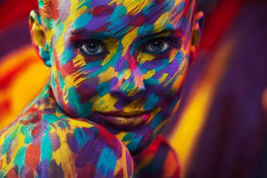 Fırça, renkli makyaj yüz sanat ve bodyart parlak güzel kızla portresi