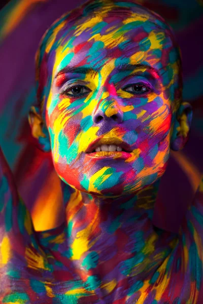 Портрет яскравої красивої дівчини з пензлем, художній барвистий макіяж обличчя мистецтва і бодіарт — стокове фото